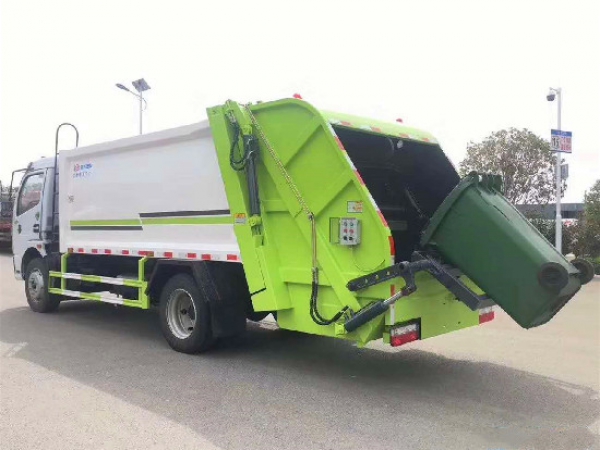 东风多利卡国六8方压缩式垃圾车